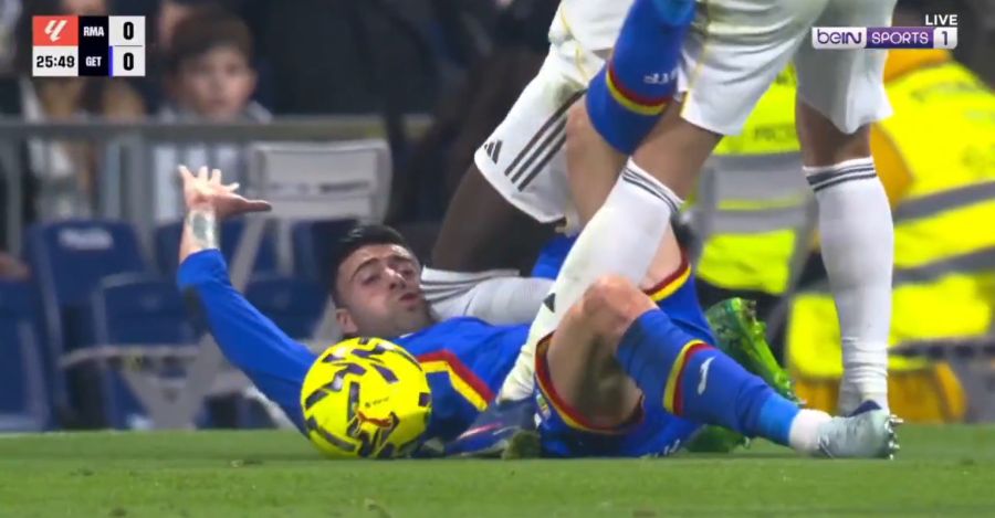 Die Wiederholung zeigt: Rüdiger trifft seinen Gegenspieler brutal im Gesicht.