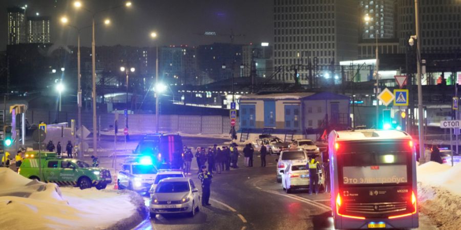 Polizei und Rettungskräfte sind in der Nähe des Sawjolowski-Bahnhofs in Moskau zu sehen. Foto: Uncredited/AP/dpa