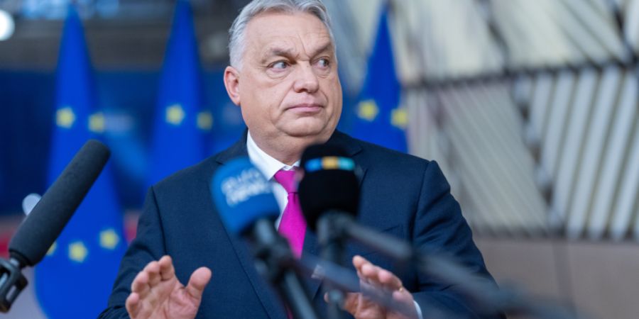 ARCHIV - Viktor Orban, Ministerpräsident von Ungarn, kommt zu der ersten Arbeitssitzung beim EU-Gipfel. Orban droht, Sanktionen gegen Russland und ein Darlehen für die Ukraine zu bloc...
