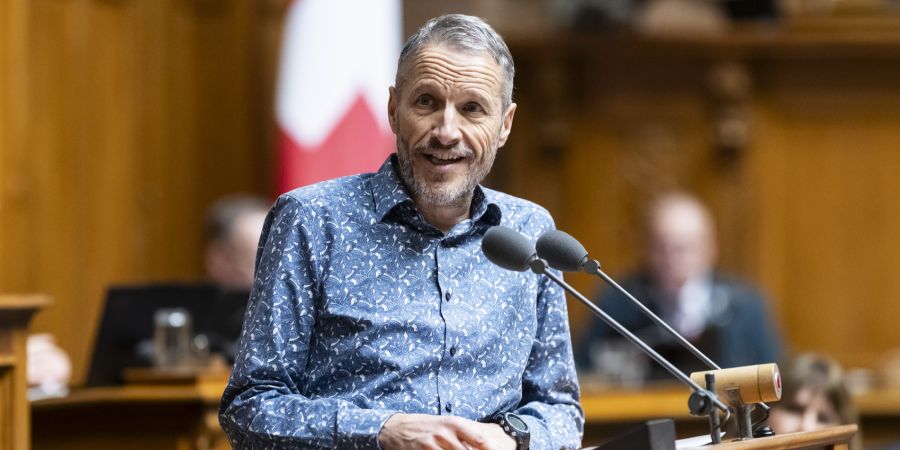 Auch Politiker, darunter Nationalrat Christophe Clivaz, warnen vor Risiken wie Strahlung, Energieverbrauch und Sabotagegefahr.