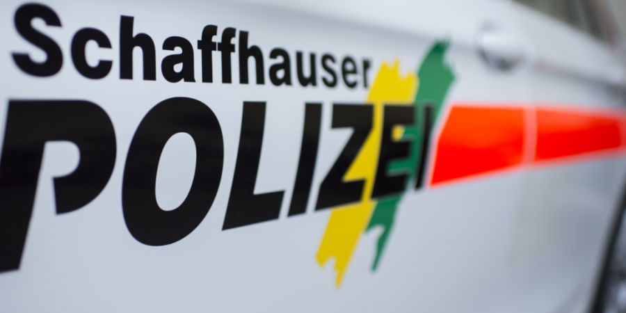 Beim Versuch, in einen abfahrenden Bus einzusteigen, ist in Schaffhausen ein 87-Jähriger mit seinem Arm unter ein Rad geraten. (Archivbild)