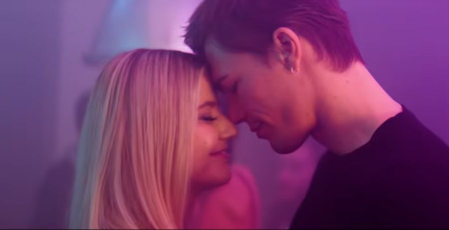 Die Schlagersängerin und das Model flirten in dem Clip miteinander.