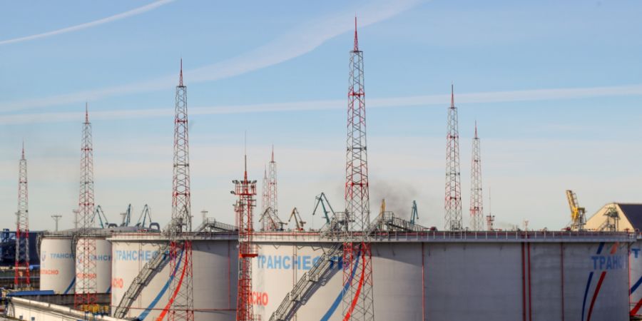 ARCHIV - Tanks von Transneft, einem staatlichen russischen Unternehmen, das die Erdöl-Pipelines des Landes betreibt, im Ölterminal von Ust-Luga. Foto: Igor Russak/dpa