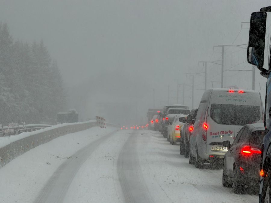 Auf den Strassen reihen sich die Fahrzeuge aneinander.