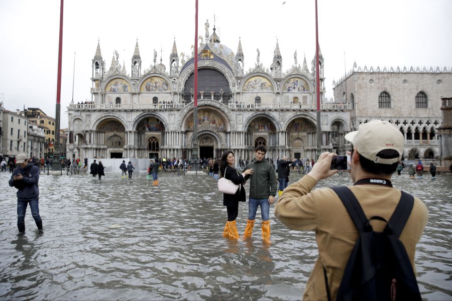 Weil dieser immer weiter steigt, kommt es zu Überschwemmungen. Auch der Boden unter der Stadt sinkt ab.