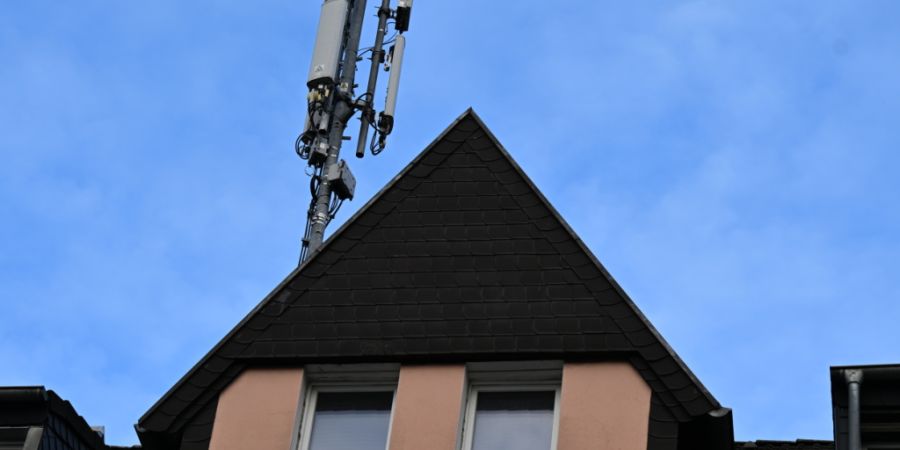 ARCHIV - Ein Mobilfunk-Mast mit Antennen im Funkstandard 5G (quadratisch) und 4G (länglich) ist auf dem Dach eines Wohnhauses montiert. Foto: Wolf von Dewitz/dpa