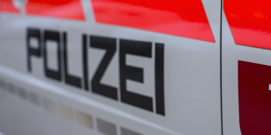 Weil die Person, die den 82-jährigen Velofahrer in Wollerau mit ihrem Auto angefahren hatte, nach kurzem Stopp weiterfuhr, sucht die Polizei nun Zeugen. (Archivbild)