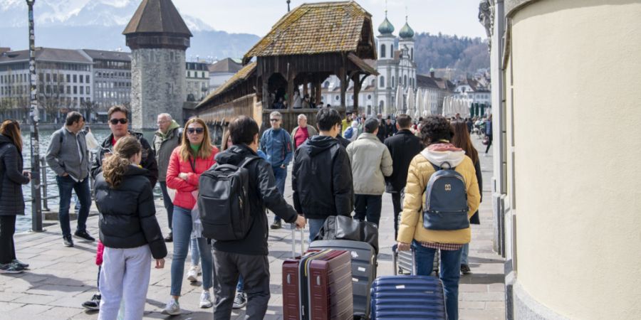 Sehenswürdigkeiten wie die Kapellbrücke ziehen täglich Tausende Touristinnen und Touristen an. (Archivbild)