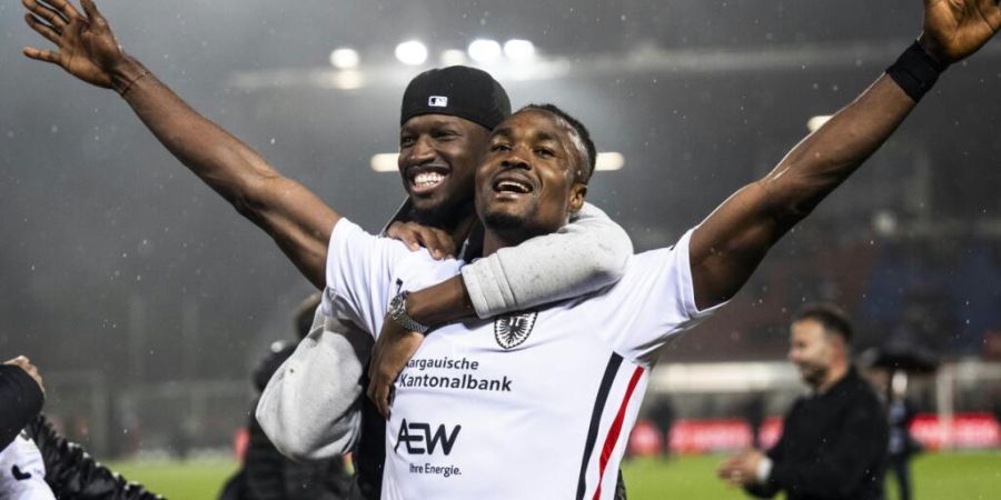 David Acquah (FCA) - vorne - bejubelt sein 1:2 und den Sieg im Fussball Challenge League Spiel zwischen dem FC Vaduz und dem FC Aarau, am Montagabend in Vaduz.