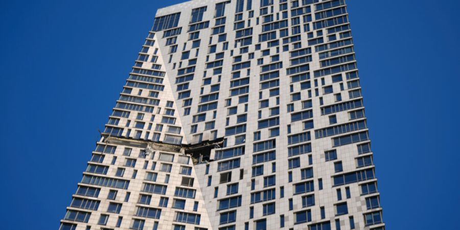 dpatopbilder - Nach einem Drohnenangriff ist ein Wohnhaus in der Mosfilmowskaja-Straße beschädigt. Foto: Uncredited/AP/dpa