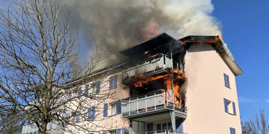 Beim Brand eines Balkons und des Dachstocks eines Mehrfamilienhauses in Emmenbrücke LU verletzte sich am Freitagvormittag niemand.
