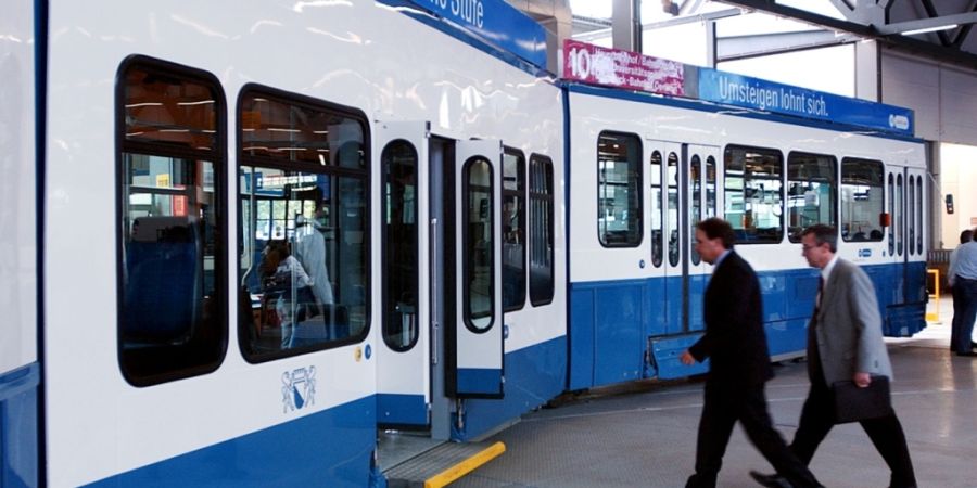 Auf dem Zürcher Tramnetz fahren nur noch Modelle, die den hindernisfreien Zugang ermöglichen. Im Bild das älteste Modell, ein Tram 2000 mit «Sänfte». (Archivbild)