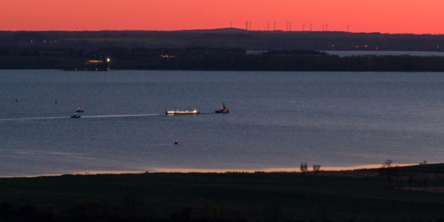 dpatopbilder - Das Schiff «Robin Hood» zieht vor Wismar die Barge mit dem gestrandetem Wal. Foto: Bodo Marks/dpa