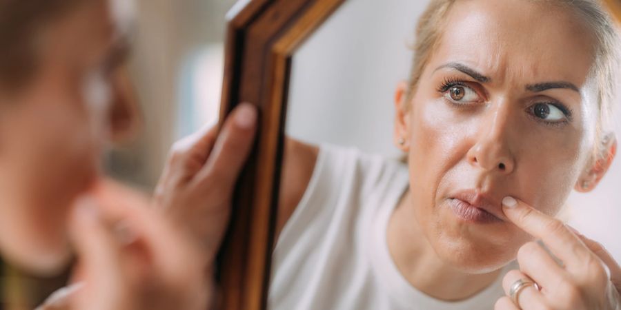 Frau mit BDD-Body Dysmorphe Störung.