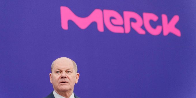 Olaf Scholz (SPD) steht bei der Grundsteinlegung auf der Bühne. Der SPD-Bundeskanzler und die Merck-Führung haben gemeinsam den Grundsteinlegung mit Zeitkapsel gelegt. Olaf Scholz (SPD) steht bei der Grundsteinlegung auf der Bühne. Der SPD-Bundeskanzler und die Merck-Führung haben gemeinsam den Grundsteinlegung mit Zeitkapsel gelegt.