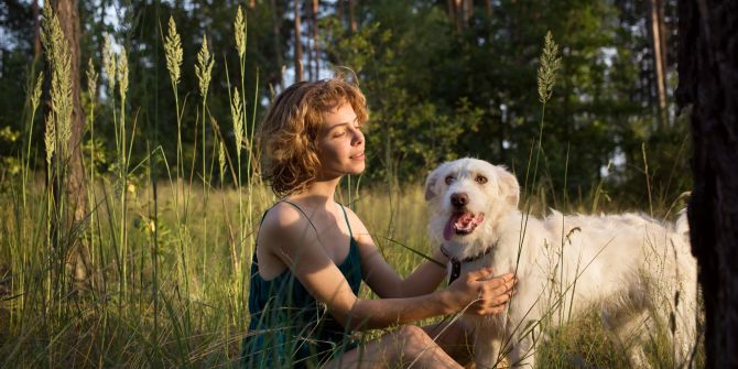 Frau mit Hund in Natur