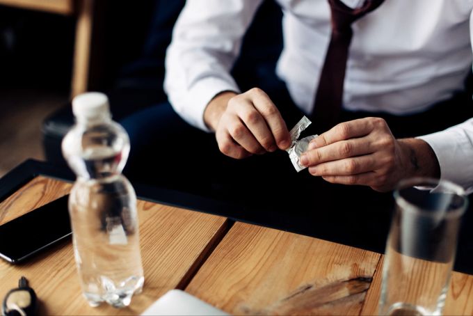 Soll Wunder wirken nach einer durchzechten Nacht: Ibuprofen. Mann Tabletten Wasser sexy