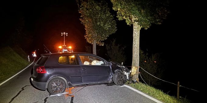 Eschenbach: Auto prallt in Baum. Unfall in Eschenbach