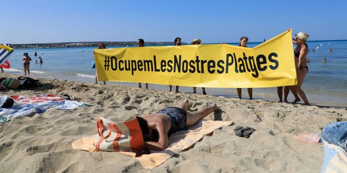 Rund 100 Aktivisten demonstrierten am Wochenende inmitten überraschter Strandgäste gegen die Auswüchse des Massentourismus. Protest gegen Massentourismus auf Mallorca