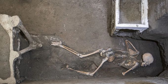 Die Forscher gehen davon aus, dass es die Überreste einer Frau und eines Mannes sind, die vor dem Ausbruch des Vesuvs in einem Raum Schutz suchten. Pompeji Frau Mann Skelett