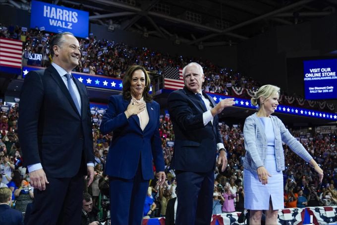 Von links: «Second Gentleman» Doug Emhoff, US-Vizepräsidentin Kamala Harris, deren Vizekandidat Tim Walz mit Gattin Gwen am 6. August an einer Wahlkampfveranstaltung in Philadelphia. Emhoff Harris Walz Philadelphia
