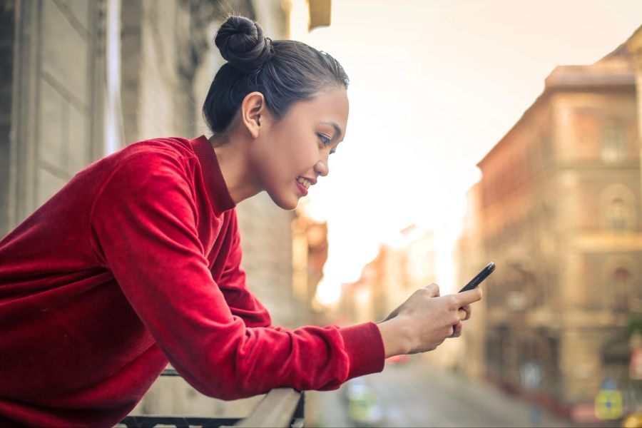 Frau mit Smartphone, glücklich