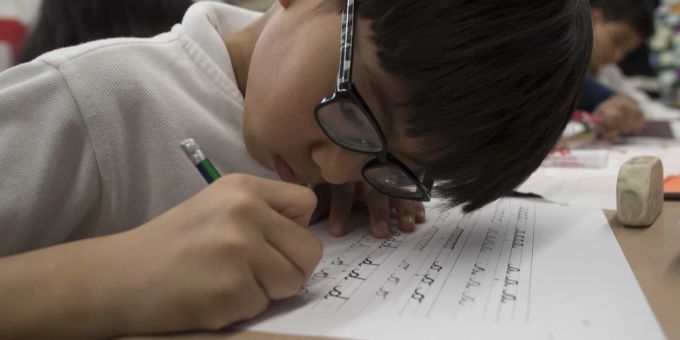Die Handschrift fällt Schulkindern vermehrt schwer. «Nach zehn Minuten klagen die Kinder über Krämpfe in der Hand und verlangen eine Pause», erzählt ein Lehrer. Schüler übt Handschrift