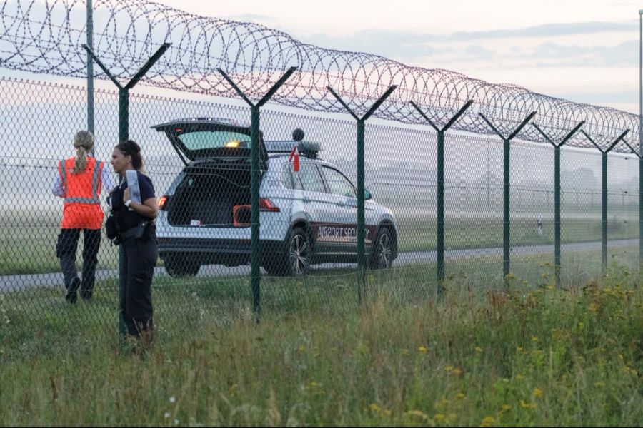 Auch am Berliner Flughafen kommt es zu einem Klima-Protest.