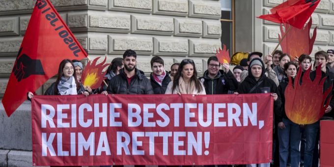 Mitglieder der Juso Schweiz reichen die Initiative mit 140'000 Unterschriften «Für eine soziale Klimapolitik – steuerlich gerecht finanziert (Initiative für eine Zukunft)» ein, am Donnerstag, 8. Februar 2024, in Bern. Juso Unterschriften