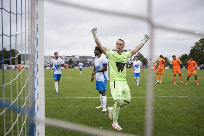 Regensdorfs Goalie Mike Wittke jubelt über einen gehaltenen Penalty im Spiel gegen GC. GC