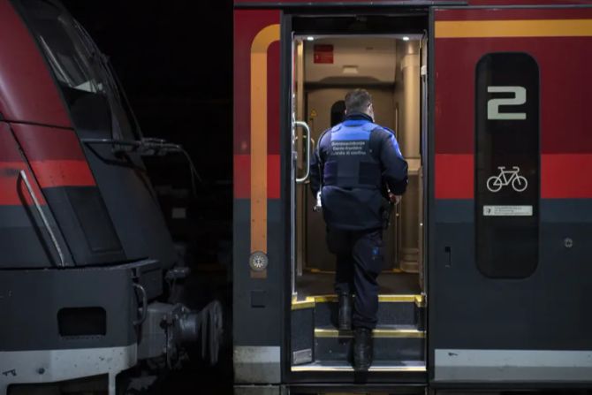 Railjet Grenzwache Zug