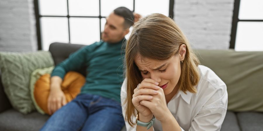 Traurige Frau, Mann im Hintergrund