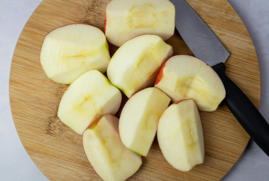 Weniger stark riechende Snacks wie Apfelstücke würden jedoch als Alternative empfohlen, sagt die Knigge-Expertin.