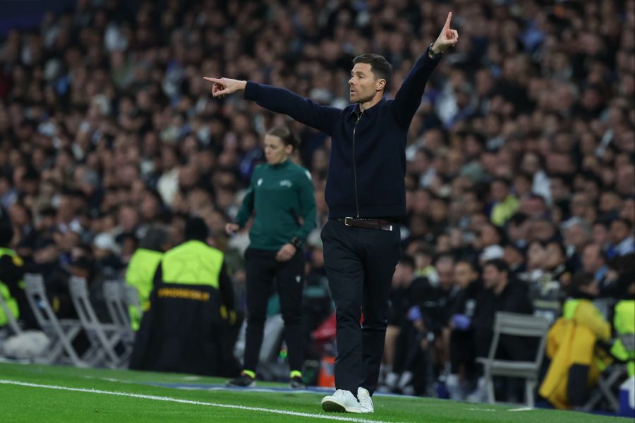 Die Spieler stellen sich demonstrativ hinter ihren Trainer.