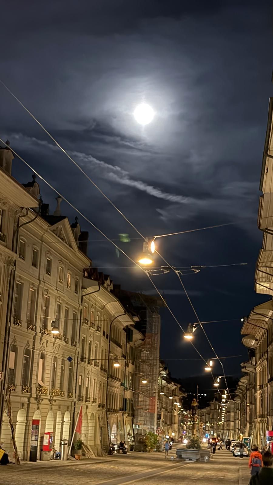 Am Mittwoch erstrahlte der Supermond dann in seiner ganzen Pracht, hier in der Kramgasse in Bern.