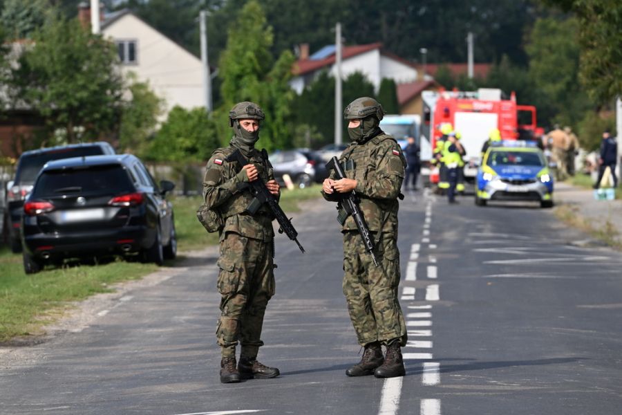 Es ist das erste Mal, dass russische Drohnen über Nato-Territorium abgeschossen wurden. (Im Bild: Die polnische Armee bei der Inspektion eines Hauses, dessen Dach durch russische Drohnen zerstört wurde.)