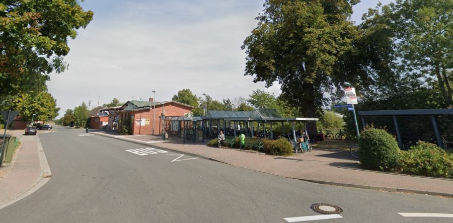 Am Bahnhof Dorum (Niedersachsen) nahm die Polizei den Vater am Dienstagabend fest.