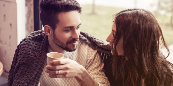 Mann und Frau beim Date