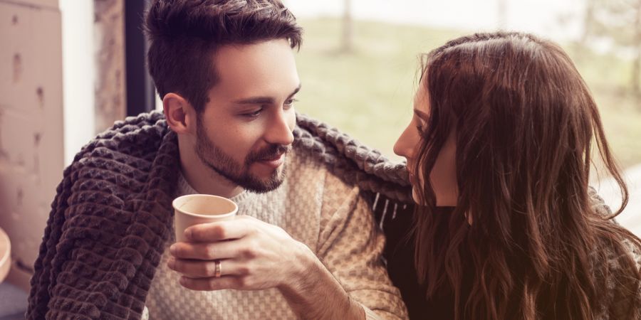Mann und Frau beim Date