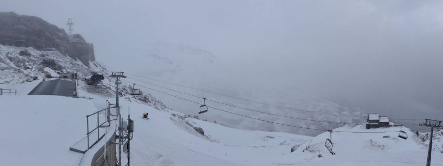 Aktuell konzentriert sich der Schneefall (noch) auf die Berge: In Crans-Montana scheint schon alles bereit für die Skisaison.