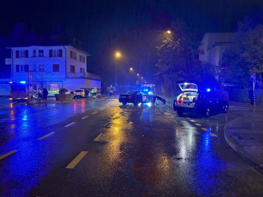 Ein Autofahrer wurde bei der Kollision schwer verletzt.