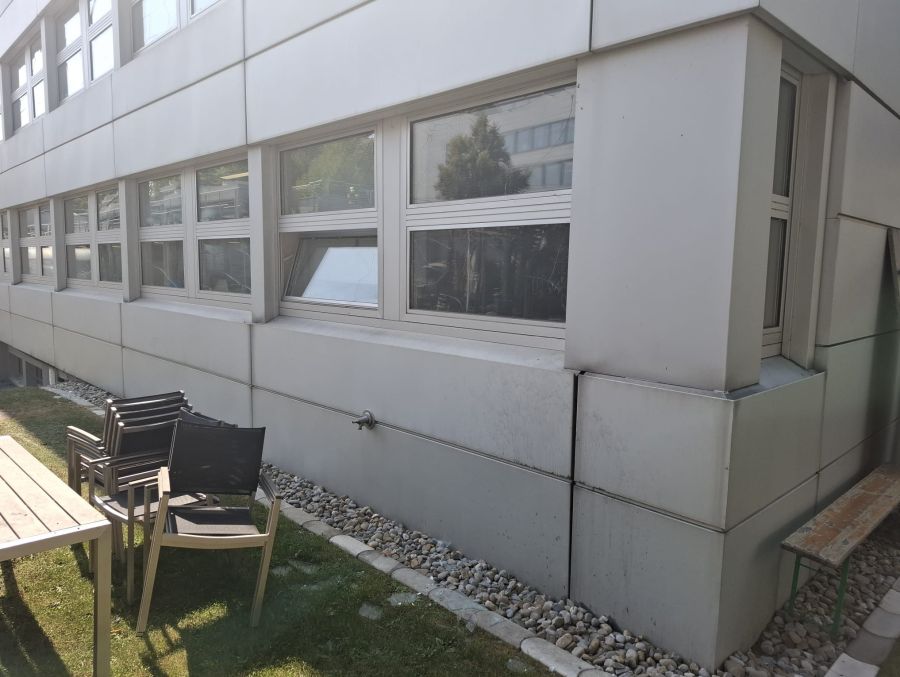 Kaputte Fensterscheiben beim Institut.