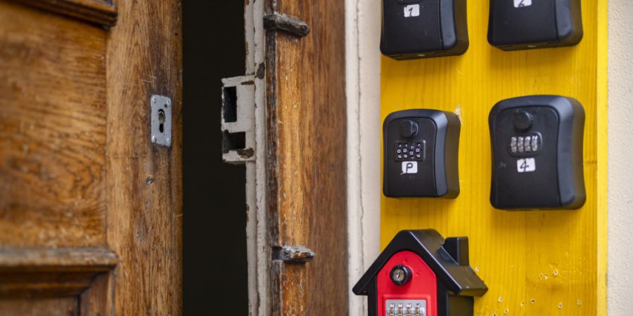 Die massenhafte Vermietung von Ferienwohnungen wird in Spanien von vielen als eine der Hauptursachen der zunehmenden Wohnungsnot kritisiert: Schlüsselboxen für Appartements bei einem ...