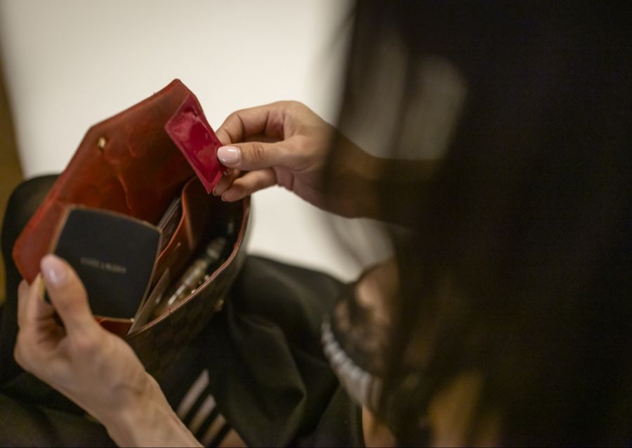 Ausserdem nahm er ihnen die Hälfte der Einnahmen ab. (Symbolbild)