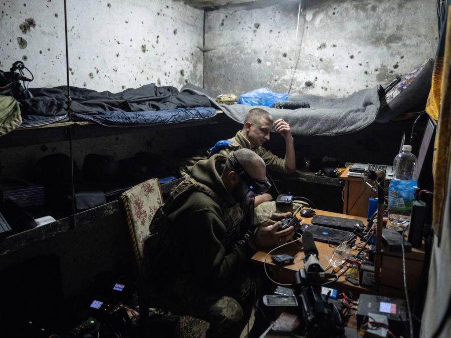 Ein ukrainischer Soldat steuert eine FPV-Drohne. (Archivbild)