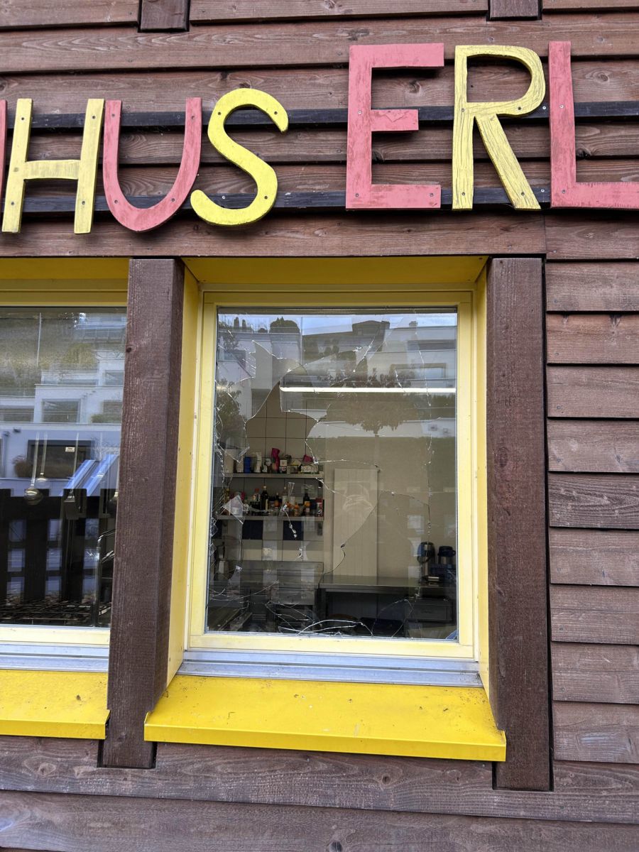 Die Täterschaft warf eine Fensterscheibe beim Pfadiheim ein.