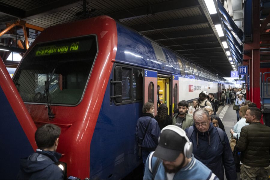 Aber: Gepräche über Privates, Intimes oder Politisches sollten im Zug unterlassen werden.