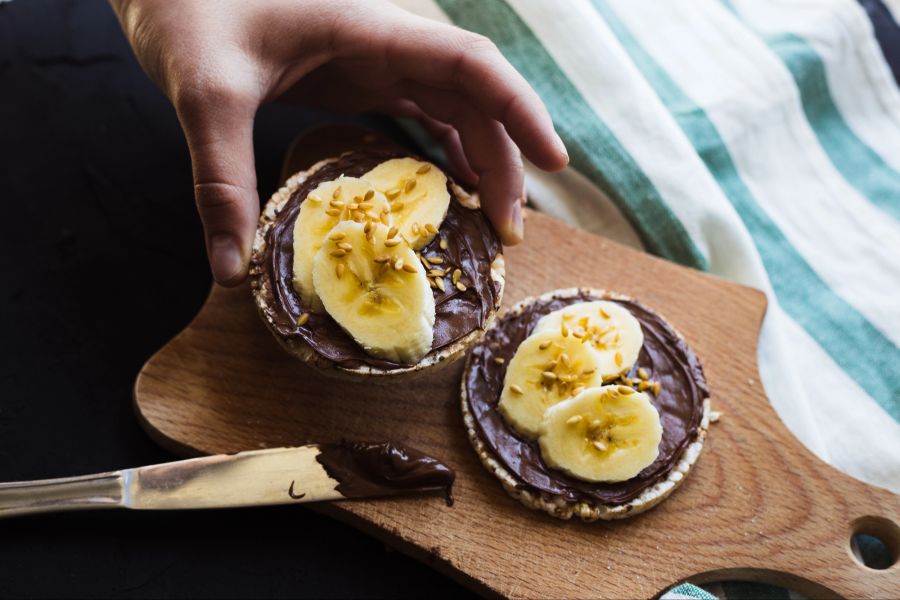 Reiswaffeln mit Schokoladencreme und Banane