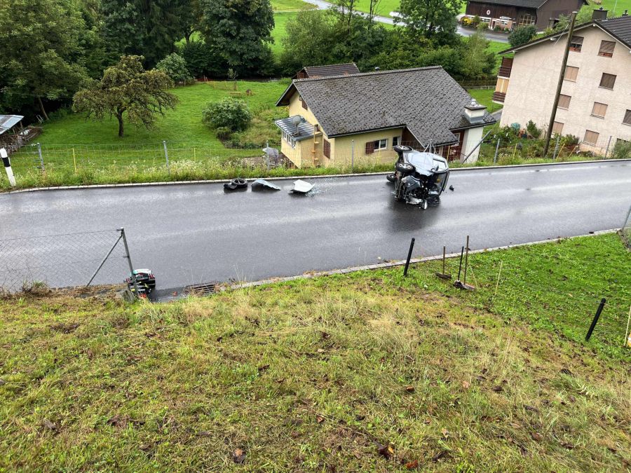 Der Fahrer des Elektrmobils wurde ins Spital gebracht.