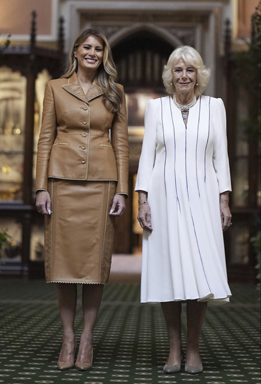 Auch beim Termin mit Queen Camilla ist die Trump-Gattin bestens gelaunt.